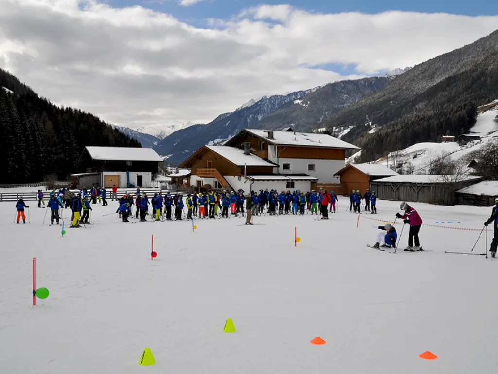 Blick über die Übungswiese mit Markierungshütchen und mehreren Gruppen.